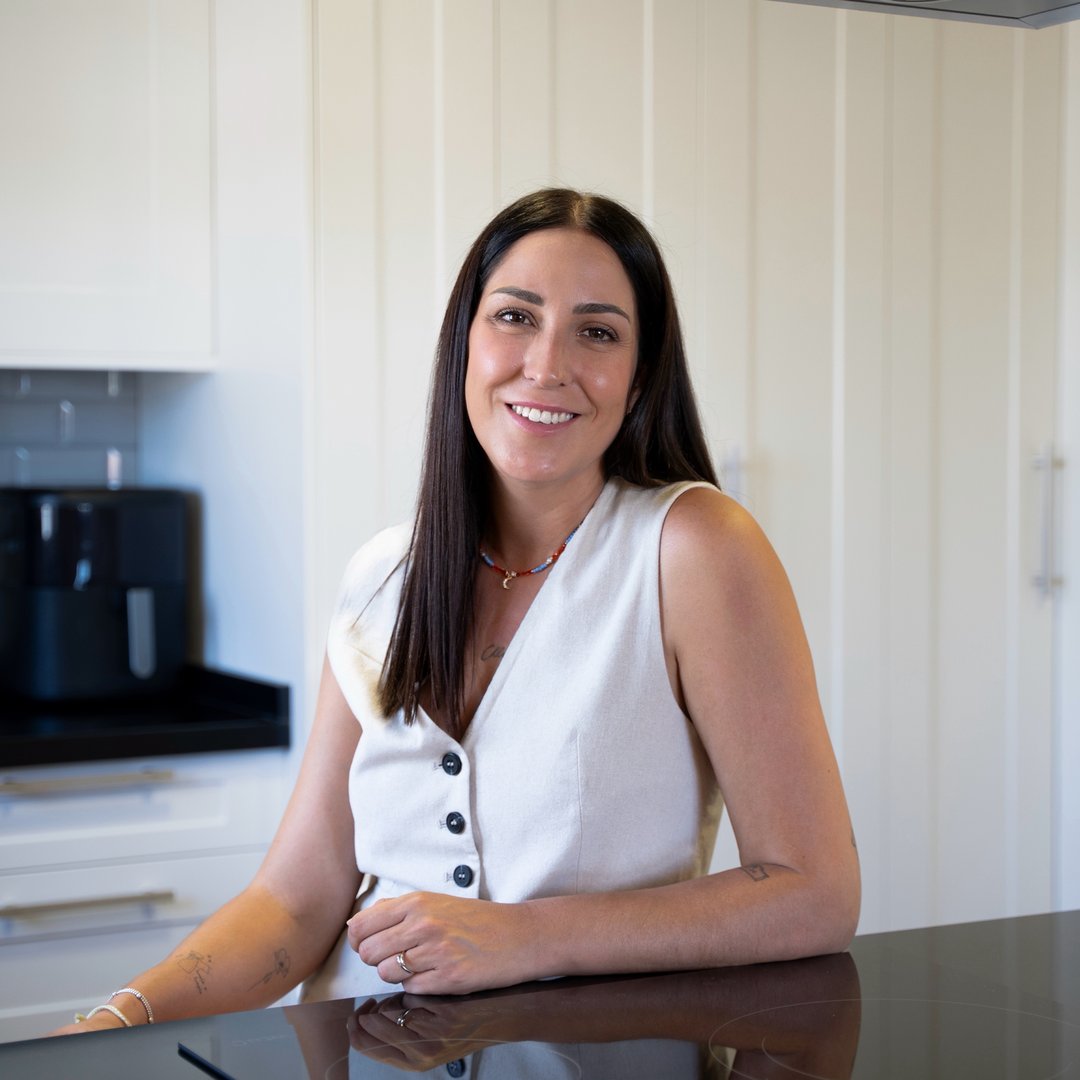 Eli, creadora de huele.a.limpio, sonriendo en su cocina